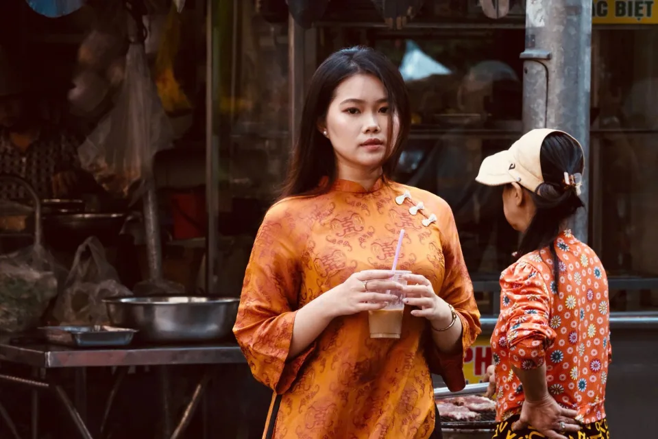 Bàn khách ngồi trong quán